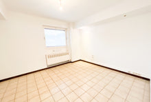 Charger l'image dans la galerie, ( déjà vendu )A vendre appartement deux chambres "Résidence Europe" 7500 Tournai, faire offre à partir de 119.000 €